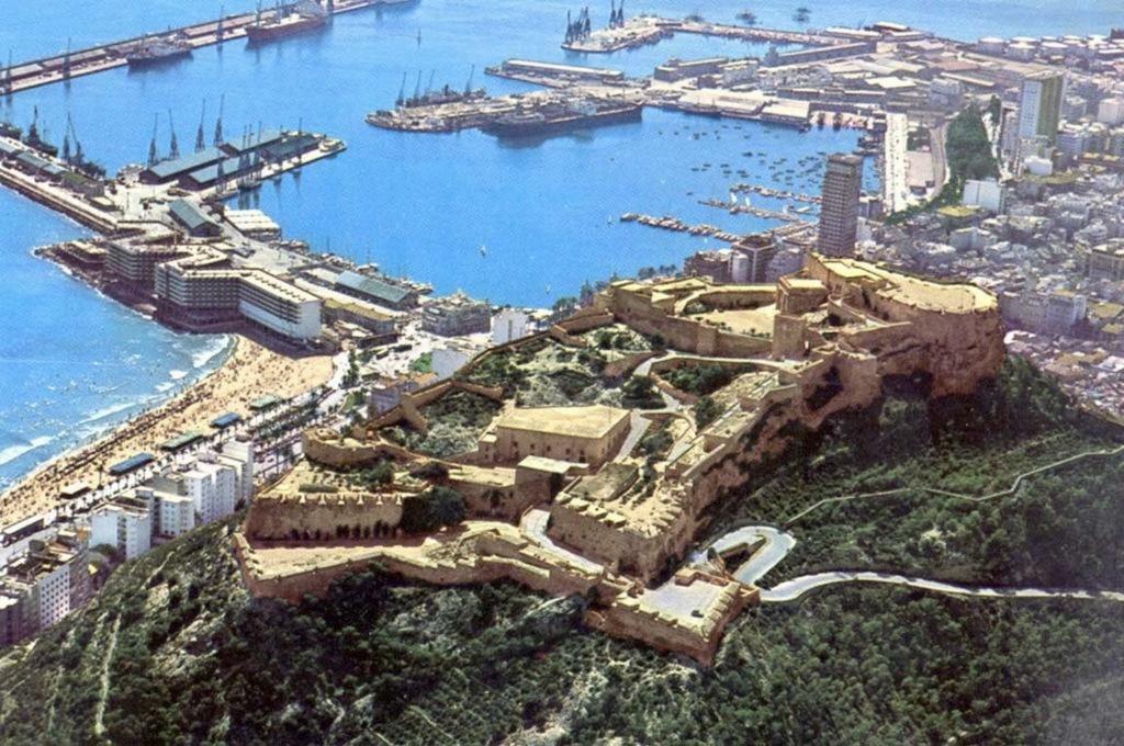 Beach, City Center And Entertainment Alicante Buitenkant foto